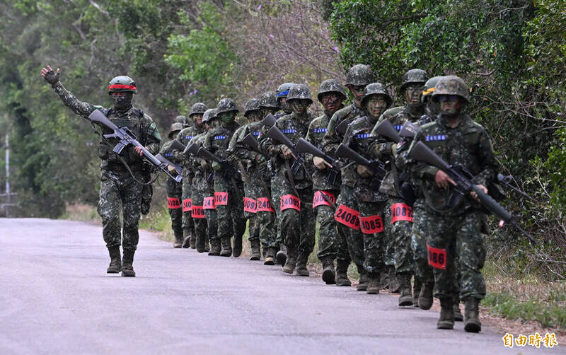 國防部說，凡具有中國、港澳戶籍，或曾就讀中國「國防七子」等涉中共機構背景大學者，均不得被分發到機敏單位及職務，並由保防部門列管。（資料照）