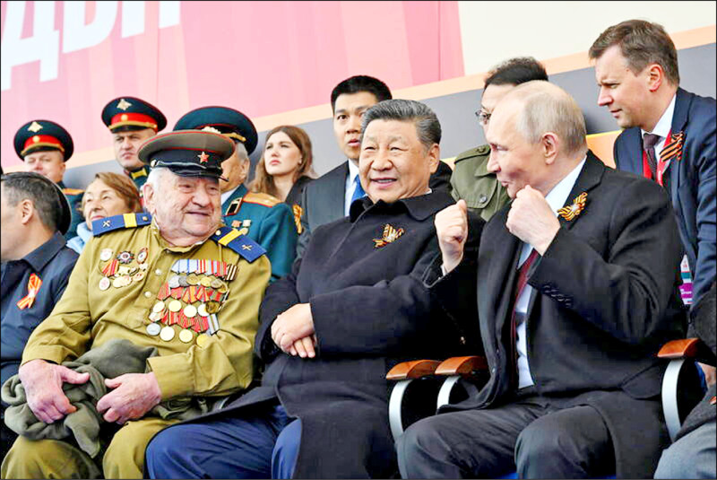 轉載:自由共和國》Weiße Taube von Somme 習近平出席莫斯科紅場舉行的「二戰歐洲戰場勝利80週年」閱兵,與普廷並肩而坐。(歐新社檔案照)