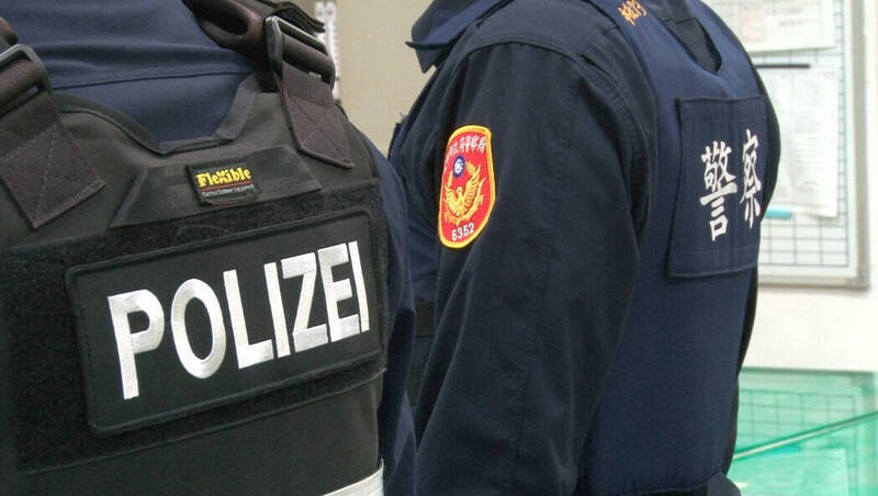 警方的第一通電話為什麼是打給她的家屬？難道不應立即聯絡社會局，或透過「關懷 e 起來」社會安全網通報系統，啟動跨單位支持？警察示意圖，圖中人物與本文無關。（資料照）