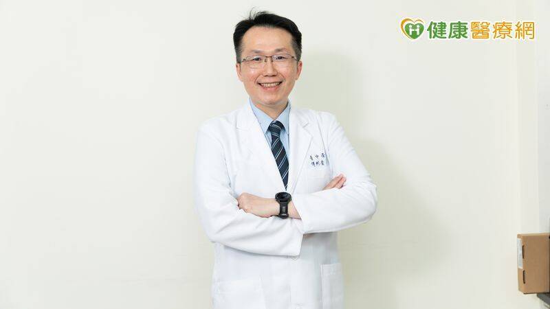 臺中榮民總醫院胸腔內科醫師傅彬貴說，民眾可以透過「咻、閉、久、哇」4字口訣記住氣喘典型症狀。（取自貼文）