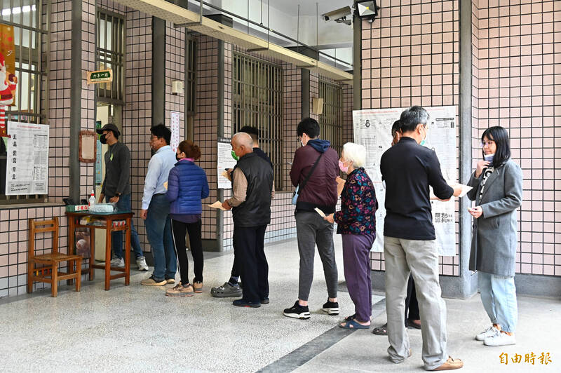 民主一旦被證明能在這片土地上長出來，那邊的統治就必須靠壓制才能維持。圖為台灣人排隊投票。（資料照）