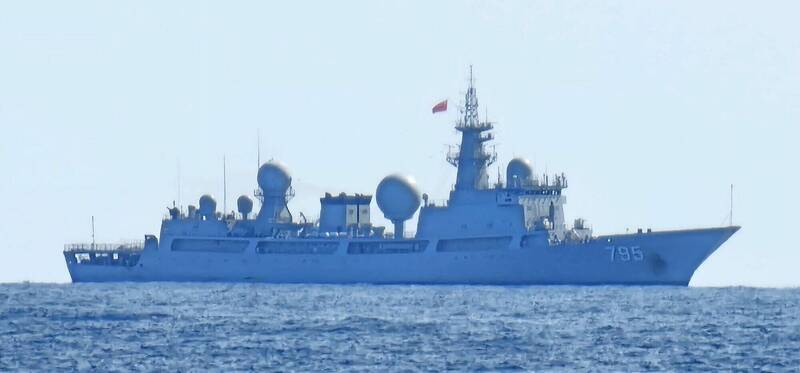 這也是他們對台灣不斷施壓的原因。從軍機、軍艦繞台演訓、外交封鎖等。圖為中國軍艦闖我西南海域對峙，示意圖。（「Taiwan adiz」提供）