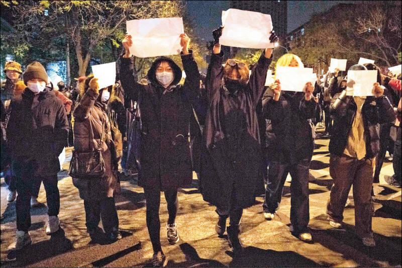 2022年爆發的「白紙運動」，是年輕一代對極端封控政策的回應，人民手持空白紙張上街，象徵言論空間被掐死，只能以沉默表達抗議。（美聯社檔案照）