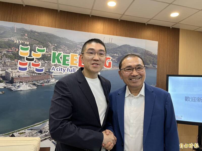 基隆市長謝國樑（左）與新北市長侯友宜（右），日前會面商討基隆捷運計畫。（資料照）