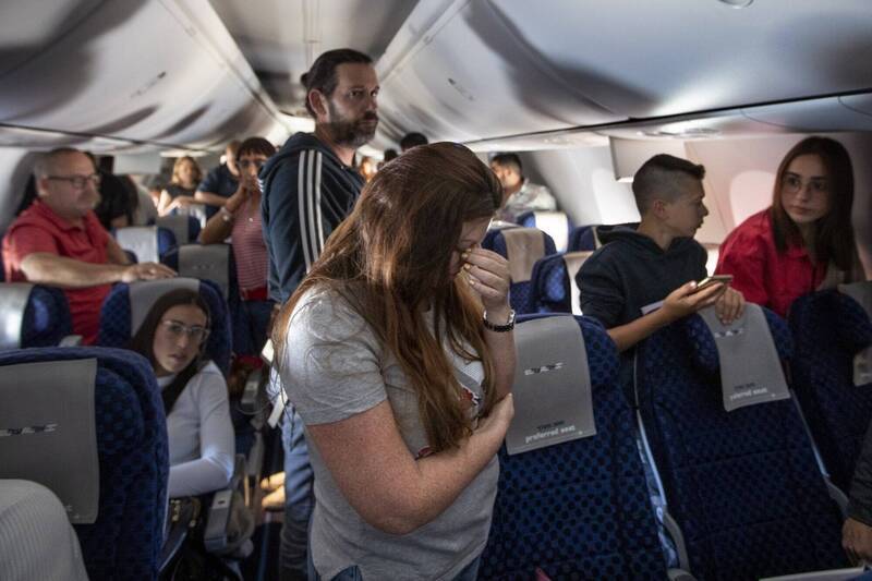 土耳其民航總局宣布，凡是在飛機降落滑行期間、未等安全帶指示燈熄滅就站起來的乘客，恐將面臨高達2603里拉的罰款，示意圖。（歐新社）