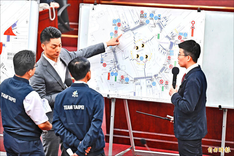 市議員苗博雅（右）等人曾提出質疑，公館圓環拆除施工交通動線規劃並不完善，尤其廢除公車專用地下道，一旦公車改走平面道路恐導致交通更為惡化。（資料照）