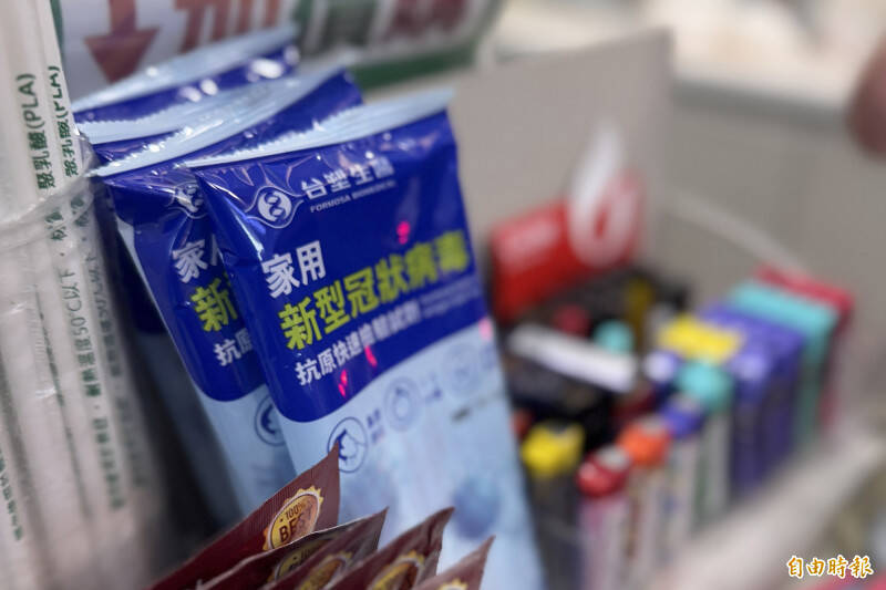 新冠疫情升溫，藥師公會全聯會呼籲民眾備妥快篩試劑等居家五大防疫物資。示意圖。（資料照）