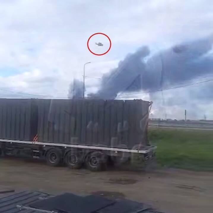烏克蘭「蜘蛛網行動」期間，一架FPV無人機（紅圈處）正飛向目標，背景可見偽裝的發射貨車及攻擊引發的濃煙。（圖：影片截圖）