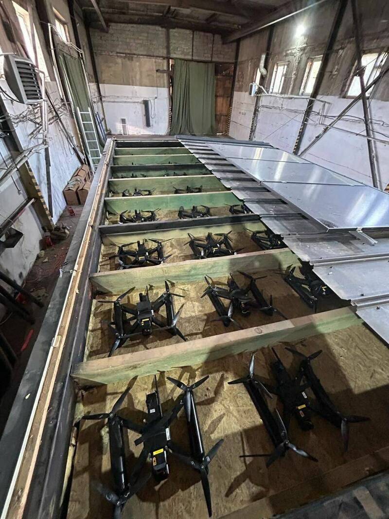 烏克蘭無人機以貨櫃裝載，經卡車運送至俄國境內，襲擊多座機場，共擊中41架飛機，包括A-50預警機、Tu-95與Tu-22M長程轟炸機等。（法新社檔案照）