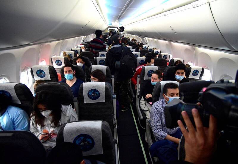 台灣可藉由宣導強化飛機乘客對「何時可起身」、「如何有禮下機」的認知，讓秩序成為一種公共利益。示意圖。（路透）