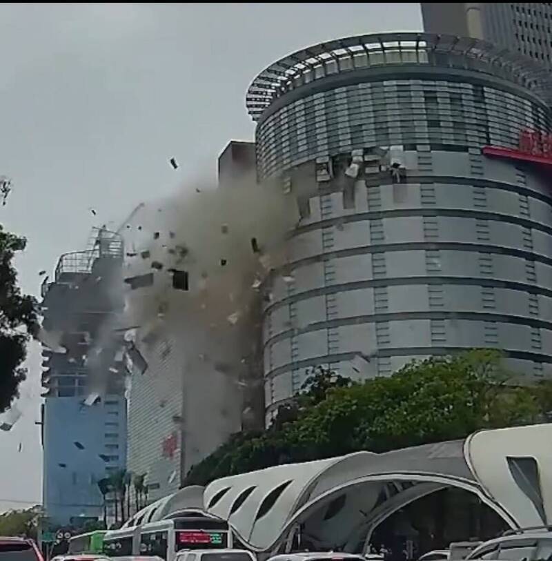 台中新光三越氣爆時，死傷者中就有中國現役軍警人員，這顯示出我們審查機制不足。圖為爆炸瞬間怵目驚心。（民眾提供）