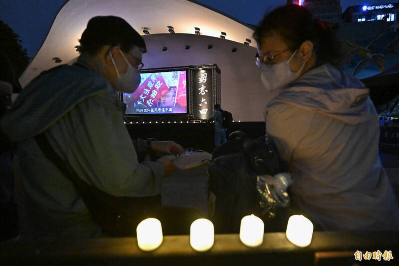 在台港人在二二八紀念公園舉行六四燭光晚會，「傳承燭光，毋忘六四」。（資料照）