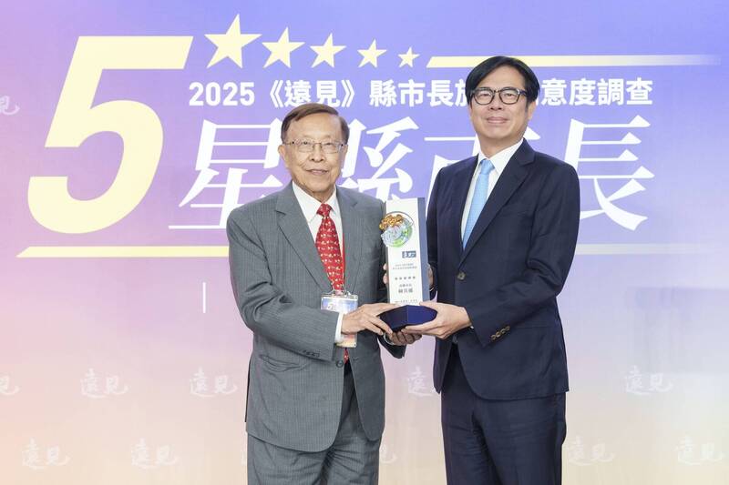 高雄市長陳其邁（右）蟬聯五星市長。（高雄市政府提供）