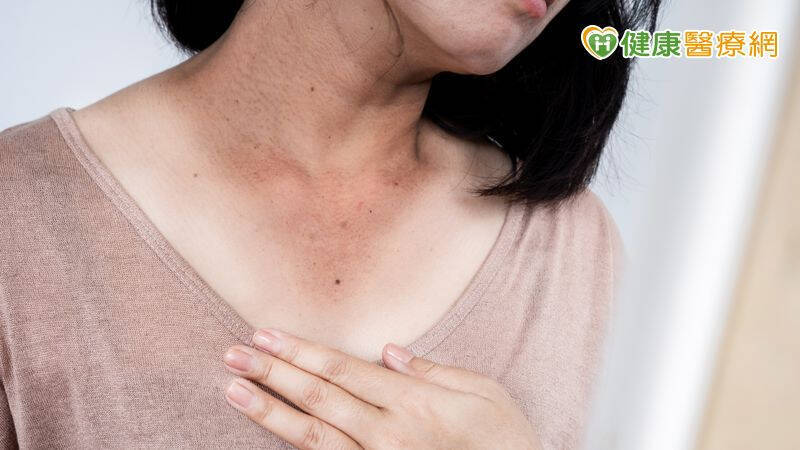 食藥署說明，黑色素細胞（Melanocyte）分布在皮膚底層，而「黑色素」正是由黑色素細胞內的黑色素小體（Melanosome） 負責合成，用以保護肌膚免受紫外線的傷害。（取自貼文）