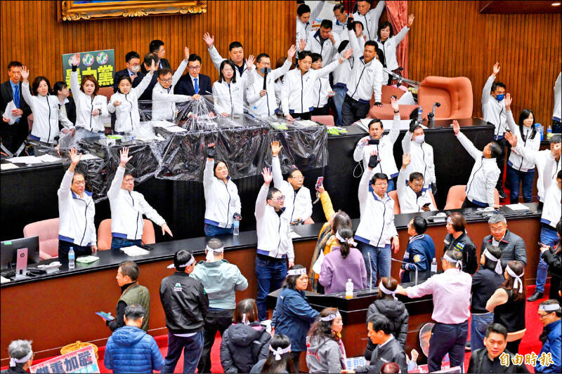 大罷免勢在必行，因為台灣立法院已經被中國佔領。圖為立法院藍白以舉手表決處理選罷法修正案。（資料照）