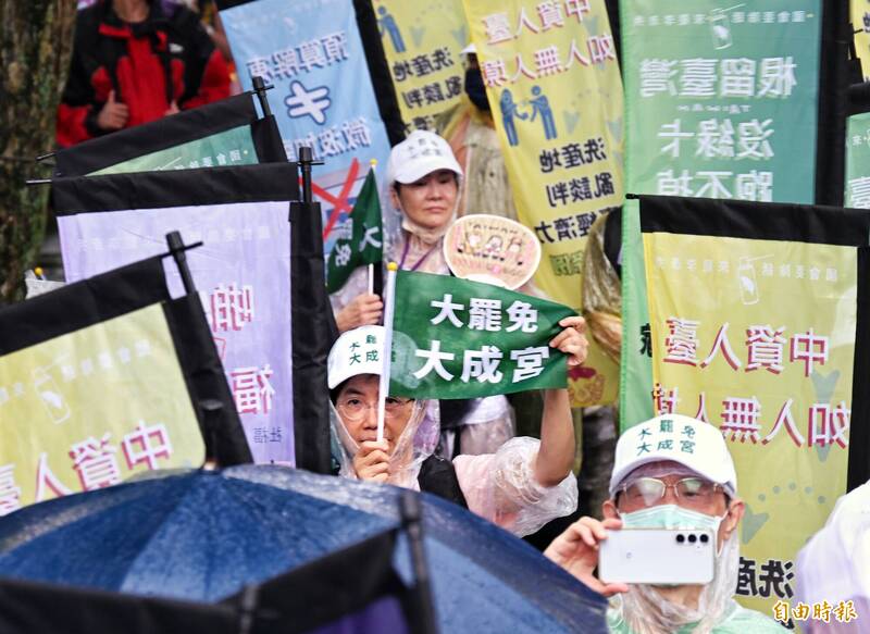 這場大罷免，是我們集體意志的總體檢。罷得越多，台灣就越有資格說：我們準備好了。圖為罷團雨中遊行力拚三階。（資料照）