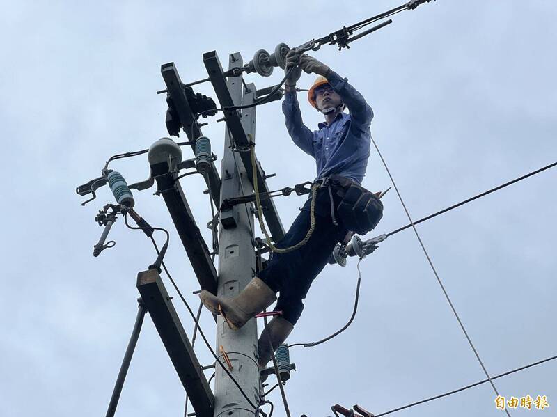 除了天災導致路封以外，台電的搶修幾乎沒有修超過半天以上，很多是在一小時內，甚至幾分鐘便迅速復電。（資料照）