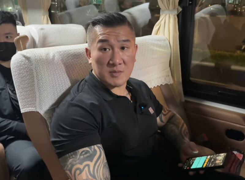 館長陳之漢前往中國展開直播之旅。（圖翻攝自館長惡名昭彰YT）