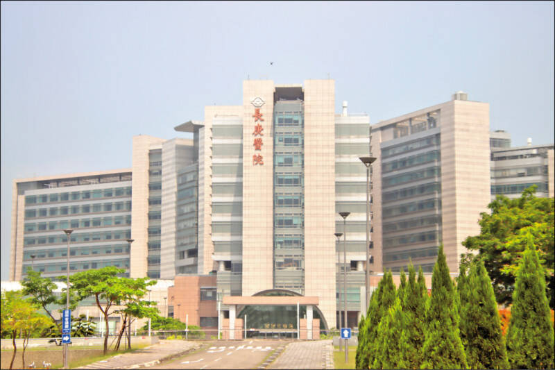 嘉義長庚紀念醫院神經內科公告：即日起，非重症的腦中風患者一律不再收治，凸顯神內醫療崩潰問題。圖為嘉義長庚醫院。（資料照）