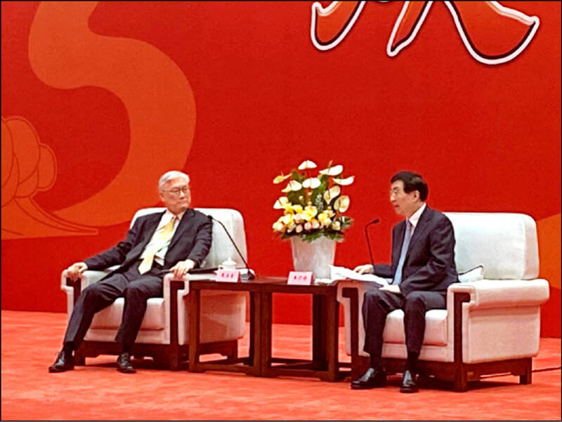 2023年「海峽論壇」，國民黨由副主席夏立言（左）率團出席，並在大會開始前與台灣代表一同會見中共政協主席王滬寧（右）。（國民黨提供）