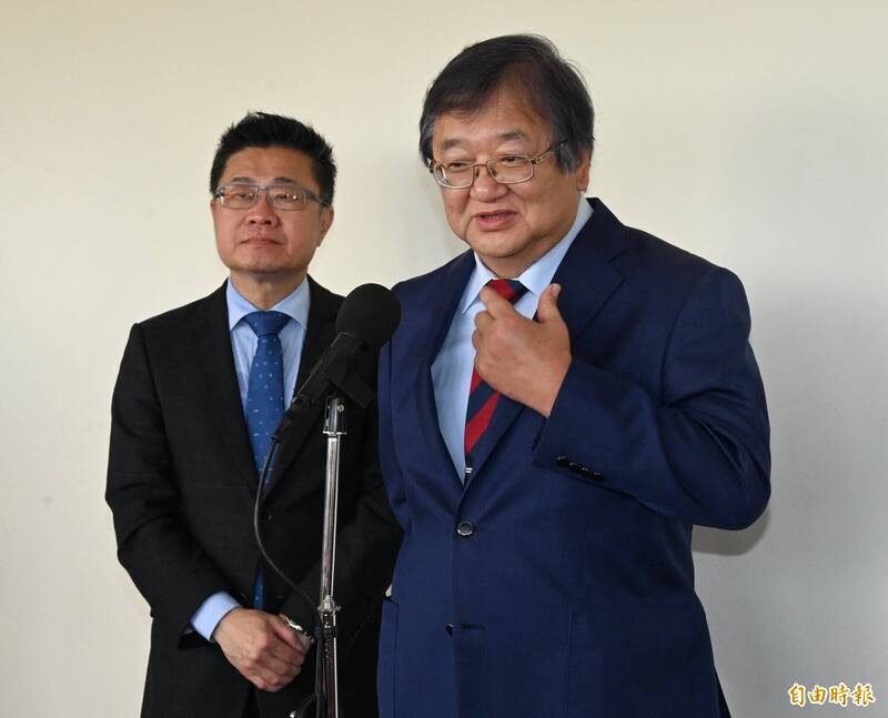 衛福部長邱泰源表示，新冠疫情有趨緩趨勢，可能流行期比預計的縮短一兩個星期，並強調見罩率提高是最重要的關鍵。（資料照）