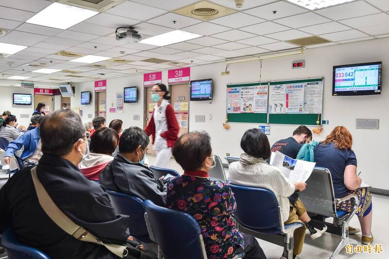 針對特定人群如高齡者、慢性病患、或長照場所工作人員，政府可鼓勵在高風險期間加強戴口罩等自我防護。（資料照）