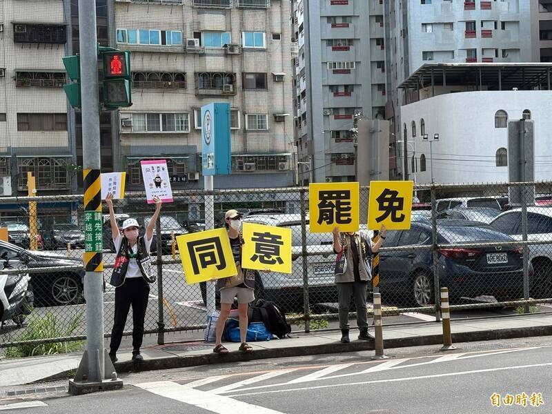 130多萬名公民挺身而出，將31名國會議員送上「大罷免」的第三階段，罷團志工頂著烈日在街頭舉牌，呼籲民眾投下「同意罷免」票。（資料照）