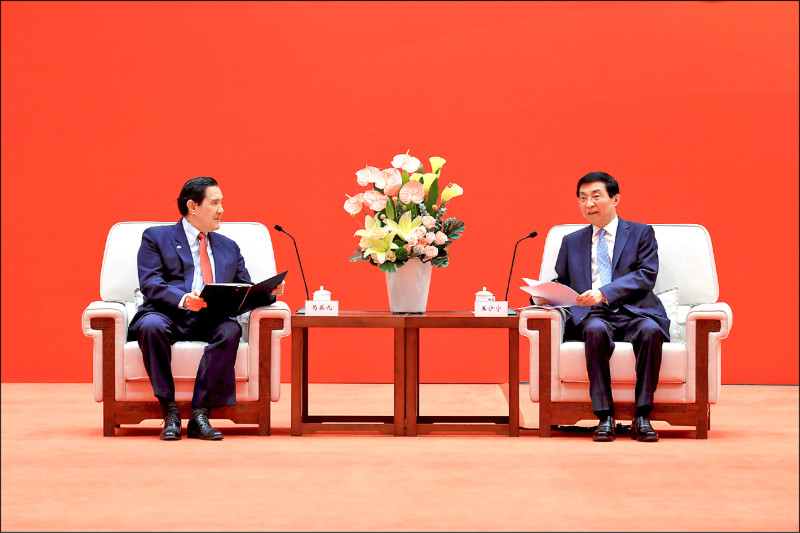 前總統馬英九（左）赴中國廈門出席海峽論壇，會前與全國政協主席王滬寧（右）會面。（圖由馬英九基金會提供）