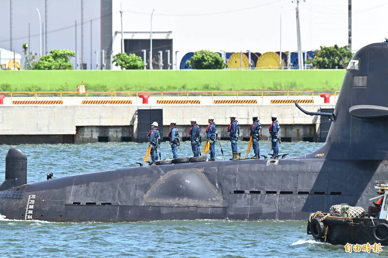 國造潛艦海鯤號啟動海測，左側船殼遭網路媒體質疑變形，台船指凸起處為「被動測距聲納」。（資料照）