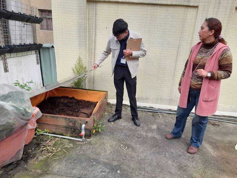 公衛師實地訪查校園，了解各項環境問題。（教育部提供）