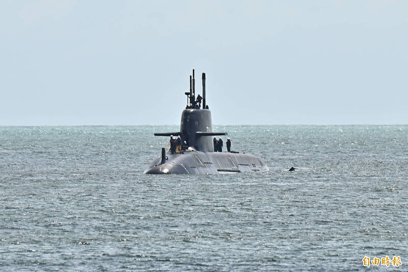 海鯤號採用後者，並且有明顯的外凸整流罩，為球形被動聲納陣列罩。圖為海鯤號海上測試。（資料照）