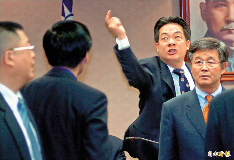 2005年國民黨杯葛軍購，在程序委員會阻擋69次，時任民進黨團幹事長的賴清德與國親立委爆發口角衝突。（資料照）