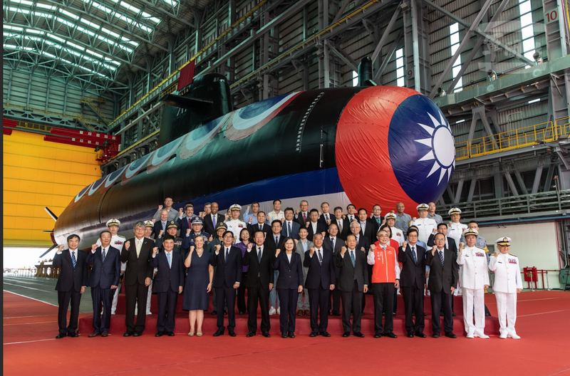 2016年小英上任，才終於開始首次編列「潛艦國造可行性研究」預算，國民黨立委還是故意延宕審查。直至2023年蔡總統親自主持潛艦國造原型艦命名暨下水典禮，中間經歷多少波折。（圖：軍聞社提供）