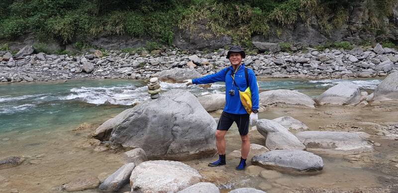 在分岔路、入徑點、涉水點等重要轉折處均會有山友疊石做記號。（作者提供）