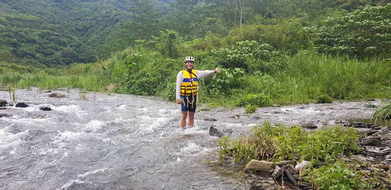 深山溪谷裡的瀑布沒有入徑指標，需自行判定方位。（作者提供）