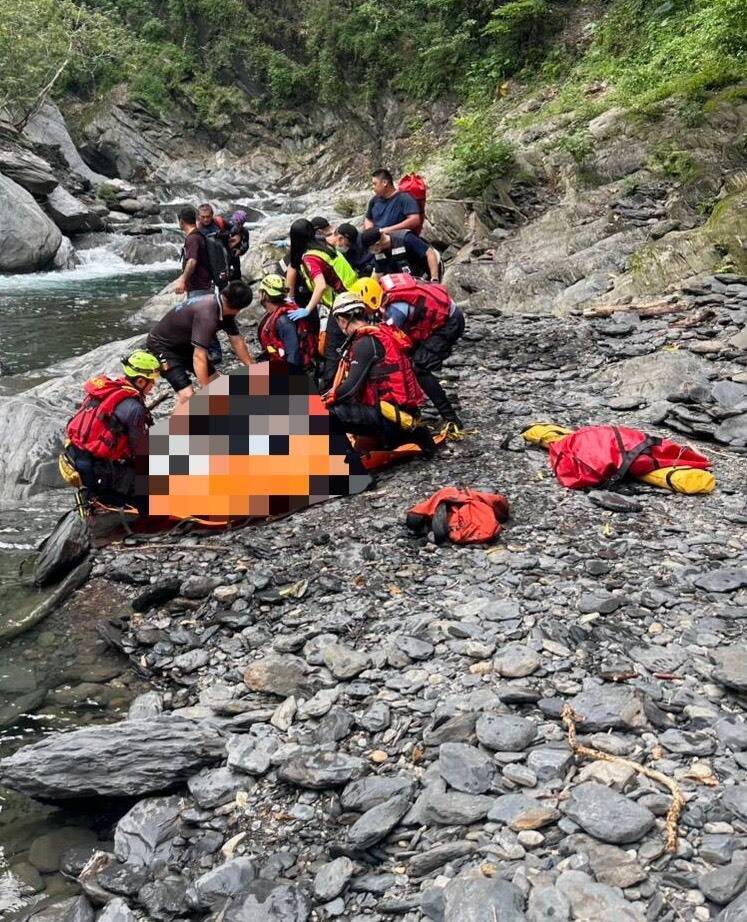 屏東海神宮溯溪秘境6月11日驚傳遊客不幸溺水，造成3人死亡。（屏縣消防局提供）