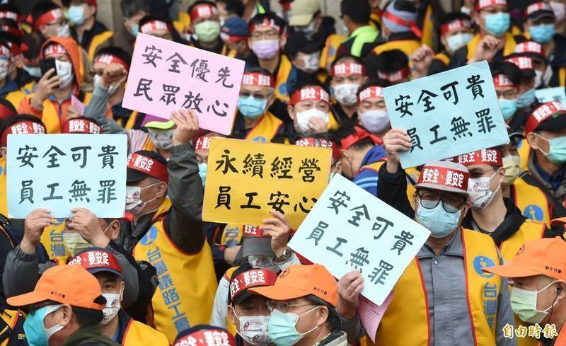 台鐵勞資關係曾因「五一不加班」等行動出現緊張，影響列車運行，突顯轉型挑戰。（資料照）