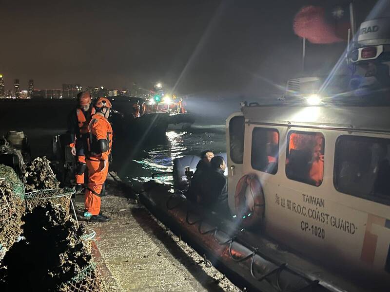 金廈海域違規養殖蚵棚已成國安漏洞。圖為今年2月中國漁船越界撈捕石蚵，被海巡署金馬澎分署查獲。（記者陸運鋒翻攝）