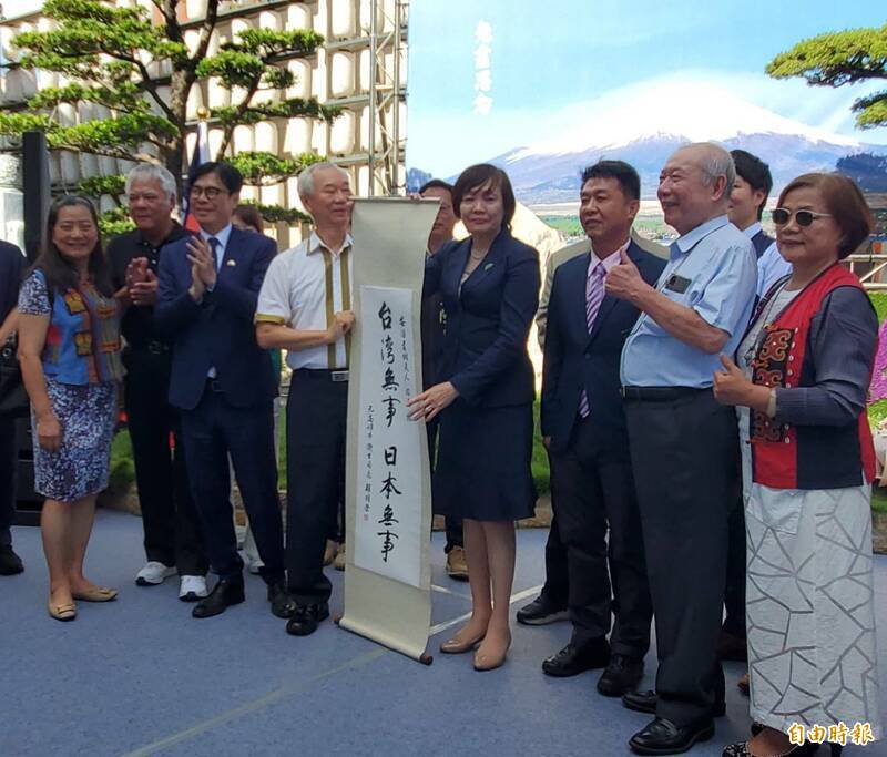 安倍夫人上週專程來台宣揚，這一個促進台日交流的機會。圖為台灣友人致贈「台灣無事，日本無事」字畫給安倍昭惠。（資料照）
