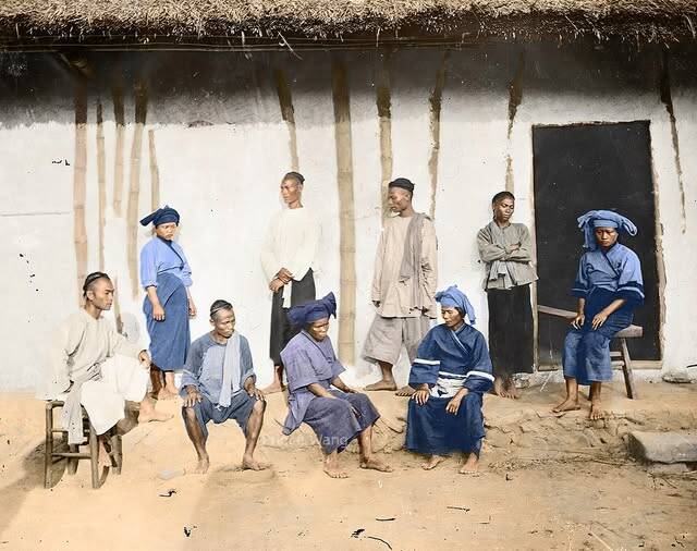 圖為John Thomson 1871年於臺灣南部木柵（Baksa）地區（內門一帶）西拉雅族聚落拍攝的老照片（原圖黑白+手繪上色）。（取自貼文）