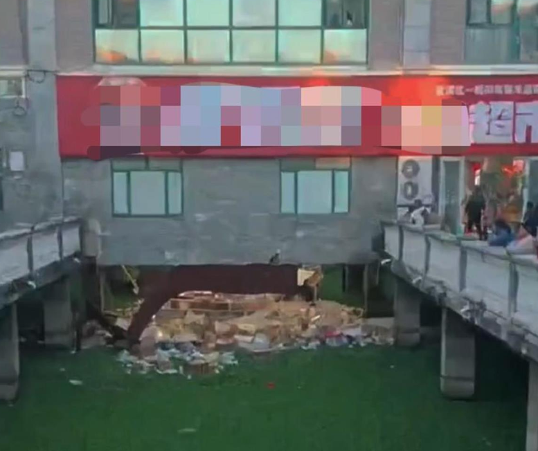 中國雲南昆明的好誘貨批發超市，開業6天就發生坍塌意外，導致母女2人落水。（圖擷自微博）