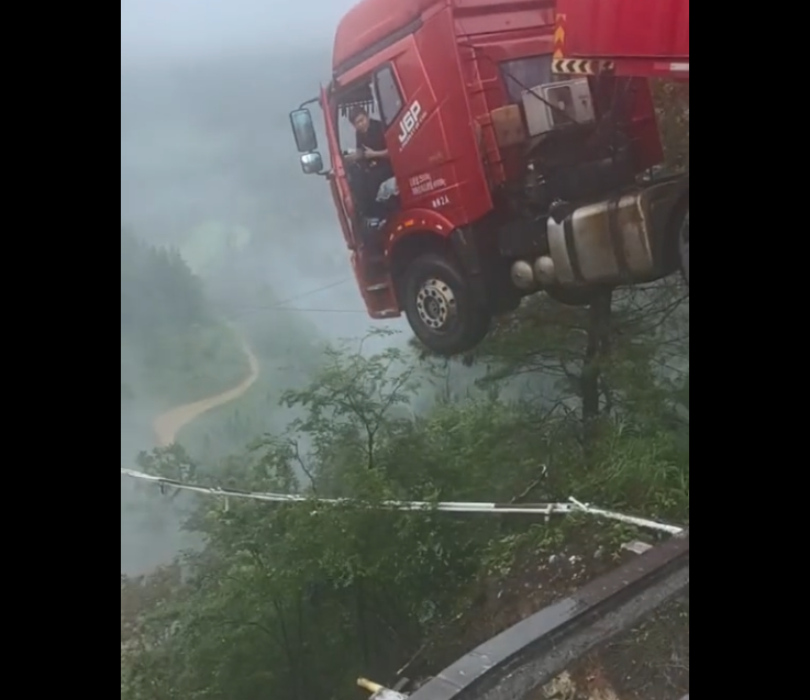 中國廈蓉高速公路貴州路段的高架橋坍塌，卡車車頭懸空且駕駛受困。（圖擷自微博）