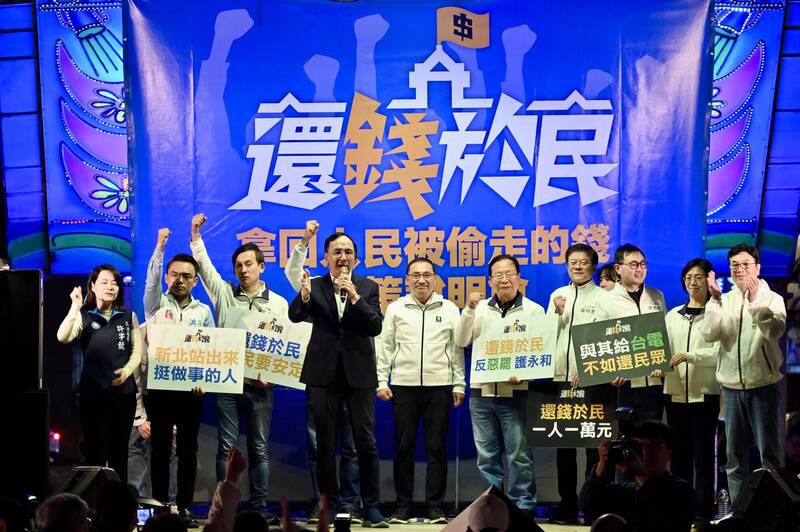 所謂「超徵還民、普發現金」伎倆，終究是政客用來欺瞞納稅人的猴子戲法罷了。（資料照）