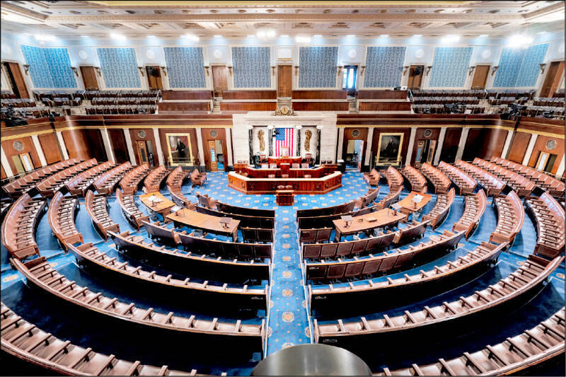 美國聯邦眾議院日前無異議通過「不歧視台灣法案」，要求美國運用發言權及表決權，大力支持台灣加入國際貨幣基金。圖為美國眾議院議場。（美聯社檔案照）