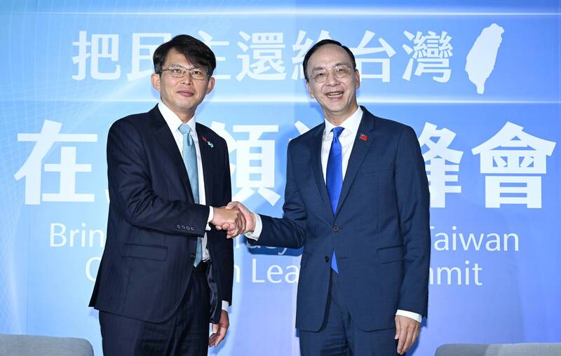 國民黨主席朱立倫（右）、民眾黨主席黃國昌雙雙拒絕出席總統府的國安簡報。（資料照）