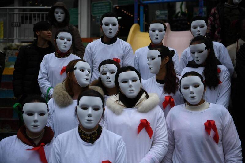 在中國性教育仍未普及，年輕人感染愛滋的現象已不再是個別悲劇，而是全國性、世代性的公共危機。圖為中國的世界愛滋病日宣導活動。（路透）