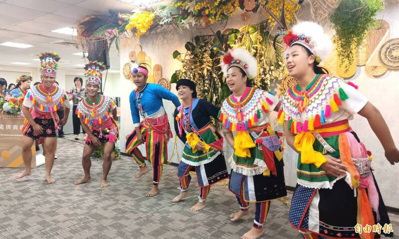 原住民族博物館籌備處揭牌，原住民舞團載歌載舞慶祝。（資料照）