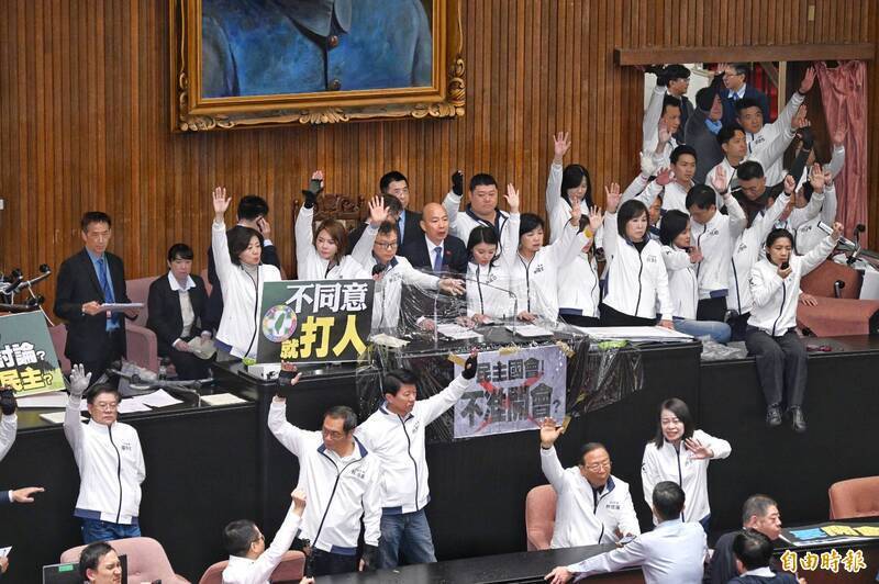 國民黨與民眾黨聯手在立院毀憲亂政、濫刪預算，罔顧國家安全。（資料照）
