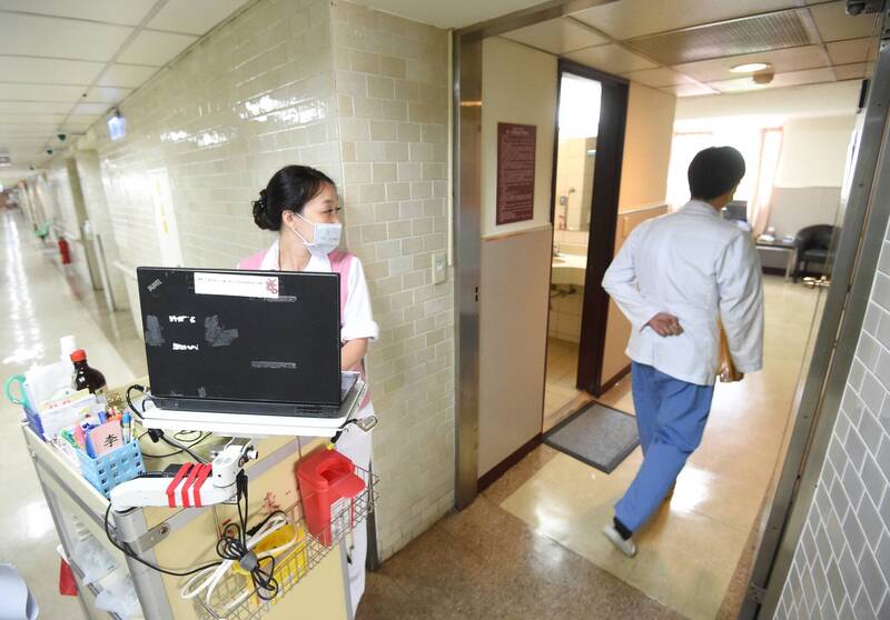 健保點值壓低、醫護人力過勞、長照和社區照護嚴重失衡。示意圖 。 （資料照）