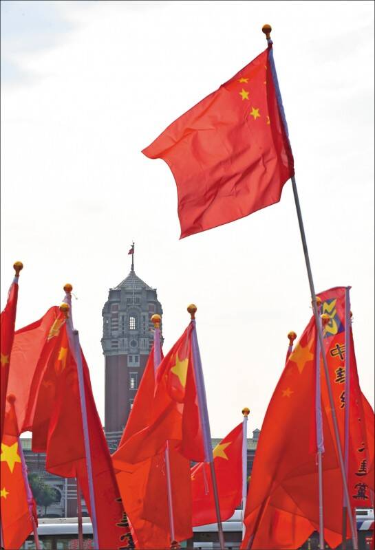 在資訊戰與混合戰時代，每一個人都可能是目標，應強化公民素養與反滲透教育防範。示意圖。（資料照）